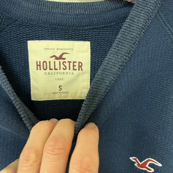 Hollister Men's Navy Blue Sweater size small - Picture 3 of 6